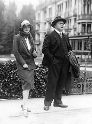 1928 Baden-Baden – Max Beckmann con la moglie Mathilde